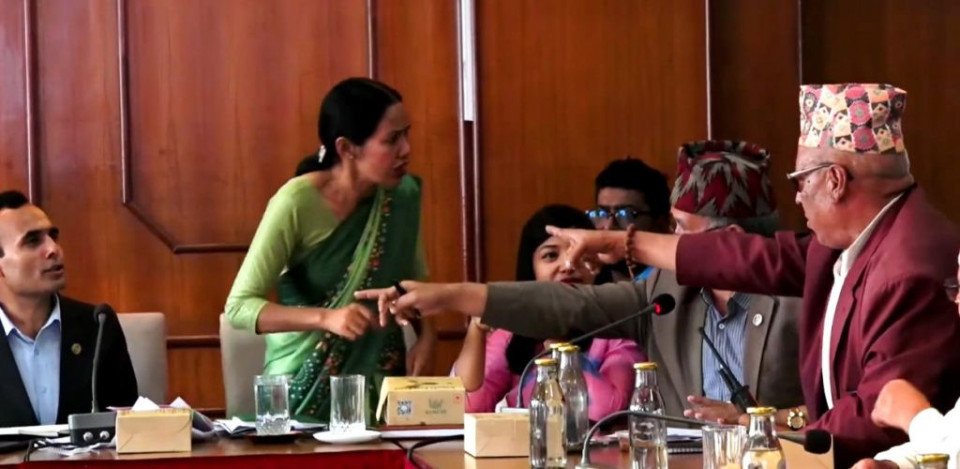 बञ्चरेडाँडाको फोहोर व्यवस्थापनबारे छलफलमा सांसद आशिका र जनप्रतिनिधिबीच चर्काचर्की